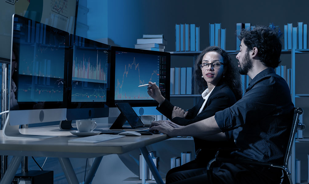 2 people discussing graph data